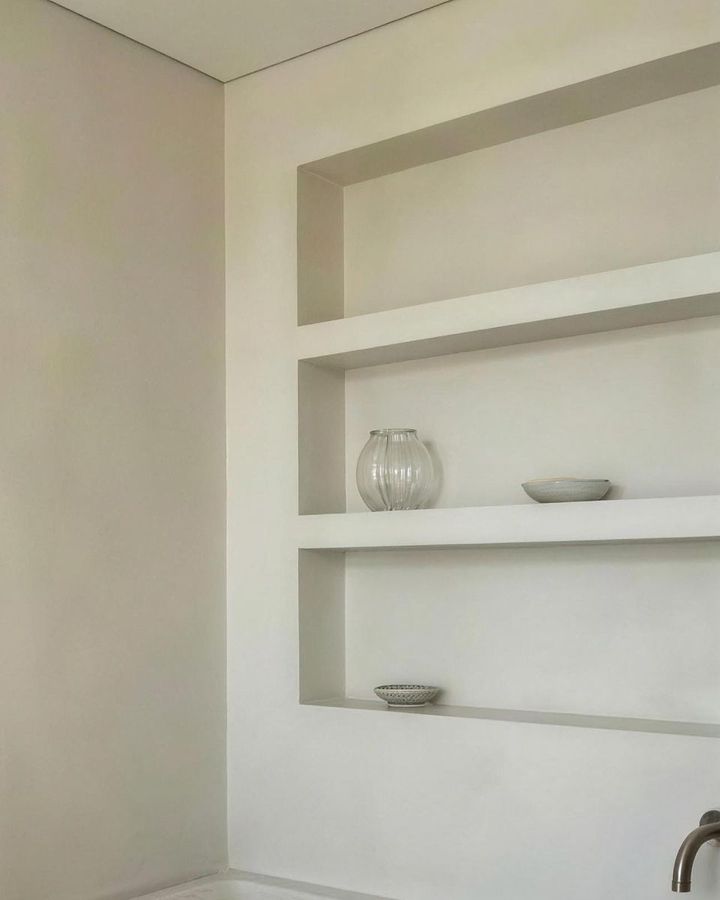 A built-in niche with three shelves above the bath in the Meydan apartment